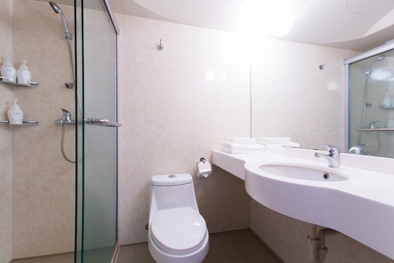 M-Hotel-standard-room-Bathroom