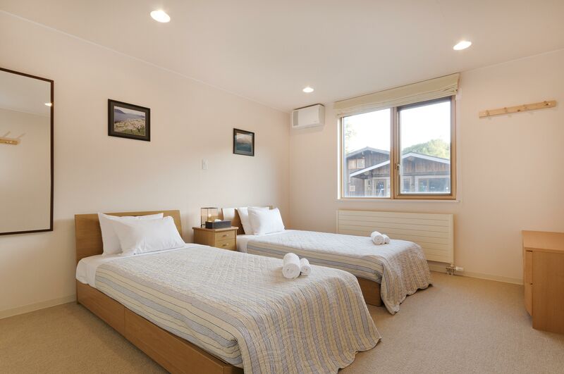 Gondola Chalets 5-bedroom Apartment - Bedroom